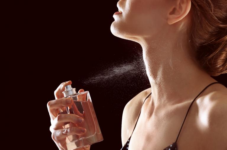 Τέσσερις τρόποι να παρατείνετε τη διάρκεια του αρώματός σας
