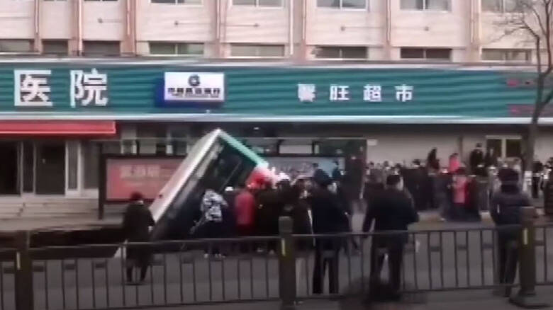 Κίνα: Τρύπα σε δρόμο «κατάπιε» λεωφορείο - Νεκροί και τραυματίες
