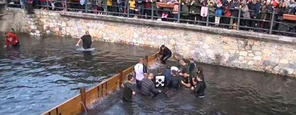 Θεοφάνια: Απρόοπτο με τον σταυρό στη Φλώρινα –Βούτηξαν στους -3, αλλά δεν τον βρήκαν