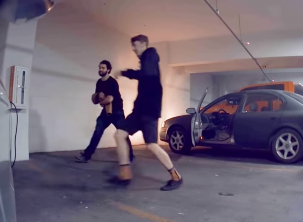 Πήγαν να το κλέψουν και το Tesla τους «κάρφωσε»