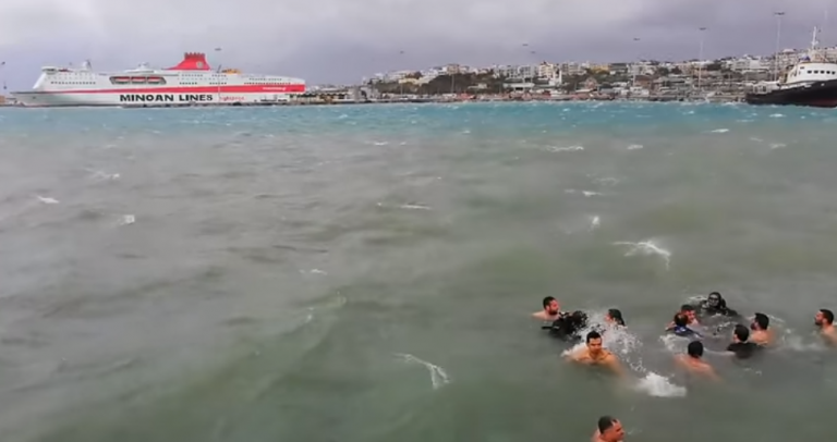 Θεοφάνια στο Ηράκλειο : Βούτηξαν στο λιμάνι εν μέσω θυελλωδών ανέμων για να πιάσουν τον σταυρό