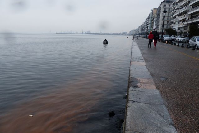 Θεσσαλονίκη : «Ψάρεψαν» 800 κιλά απορριμμάτων από τον Θερμαϊκό
