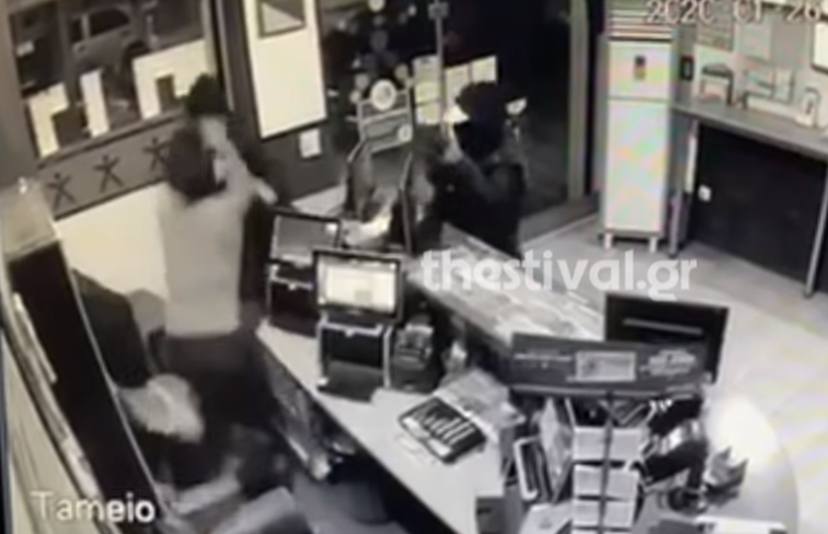 Βίντεο: Ιδιοκτήτης πρακτορείου επιτέθηκε σε ένοπλους κουκουλοφόρους
