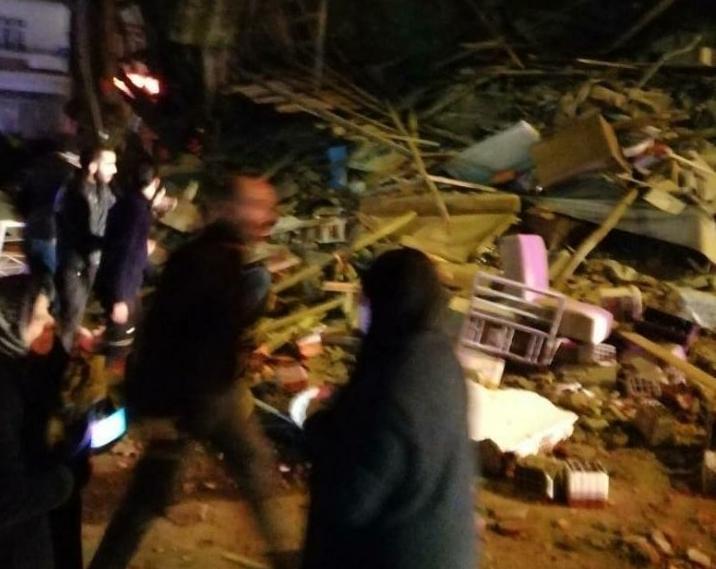 Σκηνές σοκ : Κτίρια καταρρέουν στην Τουρκία μετά τον σεισμό των 6,8 Ρίχτερ