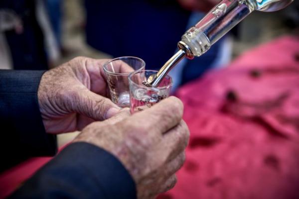 Έλεγχοι αποκάλυψαν πώληση χύμα τσίπουρου