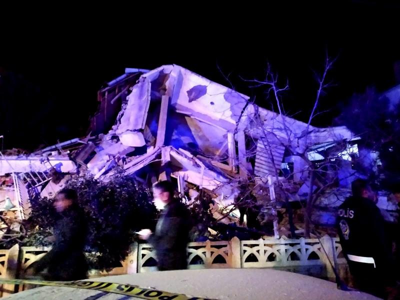 Τουρκία : Τουλάχιστον 18 νεκροί και 500 τραυματίες από τον σεισμό