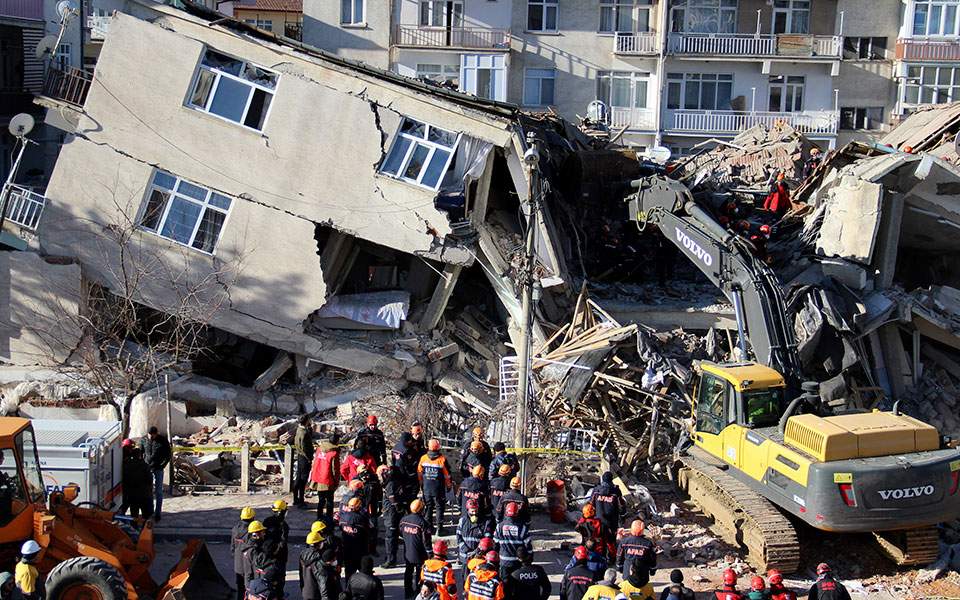 Σεισμός Τουρκία : Εγκλωβισμένη μιλάει με διασώστρια - Συγκλονιστικές στιγμές
