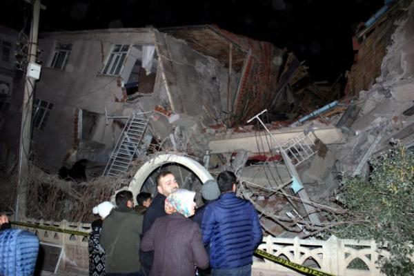 Σεισμός στην Τουρκία : Αγωνιώδεις έρευνες για επιζώντες - Δραματική αύξηση της λίστας των νεκρών