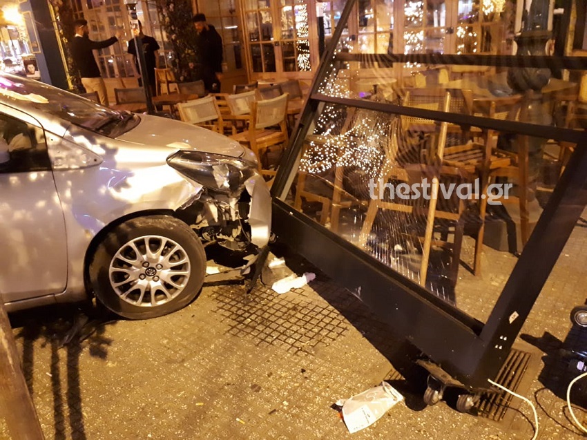 Αυτοκίνητο έπεσε σε τζαμαρία καφέ μπαρ στο κέντρο της Θεσσαλονίκης