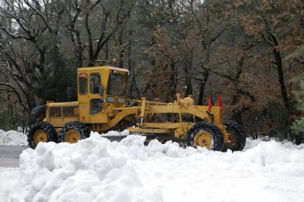 Κακοκαιρία «Ηφαιστίων»: Αποκλεισμένο στα χιόνια και χωρίς ρεύμα ένα ολόκληρο χωριό στην Εύβοια