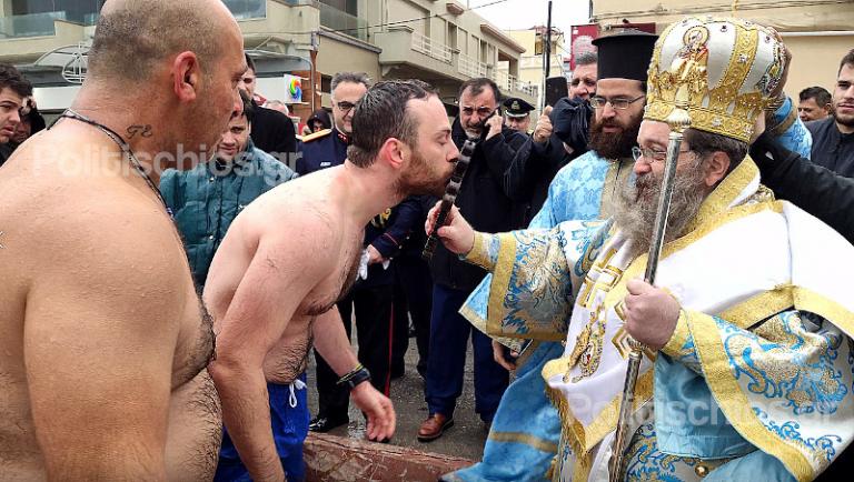 Θεοφάνια: Στη Χίο βούτηξαν με 10 μποφόρ στη θάλασσα για να πιάσουν τον σταυρό