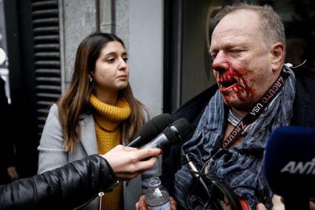 Καταδικάζει η κυβέρνηση την επίθεση ακροδεξιών σε δημοσιογράφο 