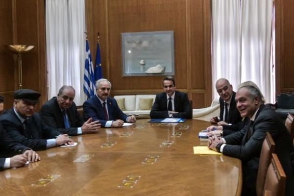 Διπλωματικός ελιγμός της Αθήνας με Χαφτάρ εν όψει Διάσκεψης – «Βρυχάται» η Τουρκία