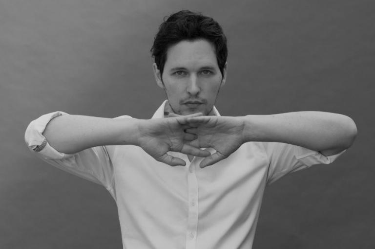 Ο Leon of Athens μιλάει για το «Άνεμος» και τις εκπλήξεις που μας επιφυλλάσει στο  six d.o.g.s.