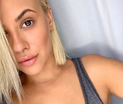 Αγνώριστη η Λάουρα Νάργες: Ποζάρει με καστανά μαλλιά