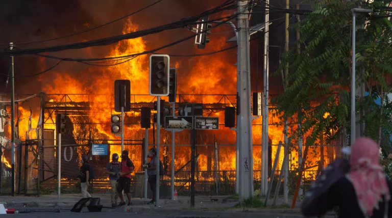 Χιλή : Άλλοι δύο νεκροί και τεράστιες καταστροφές σε νέο κύμα αντικυβερνητικών διαδηλώσεων