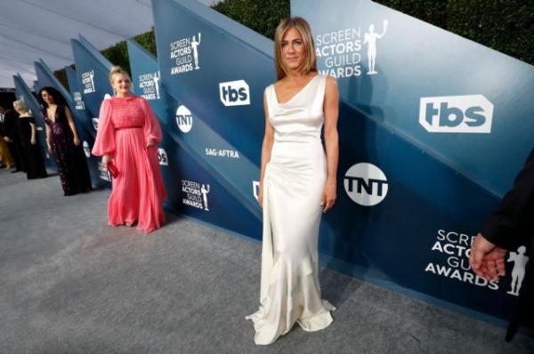 Τζένιφερ Άνιστον : Χαμός με το πεταμένο φόρεμά της – Το έβγαλε ο Πιτ;