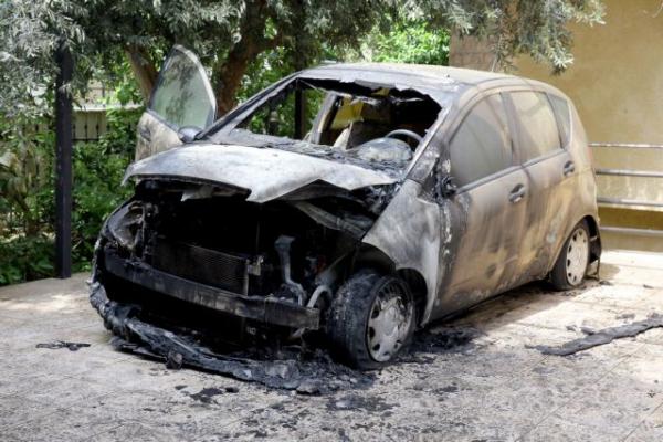 Νέα εμπρηστική επίθεση : Έκαψαν δύο αυτοκίνητα στην Πετρούπολη