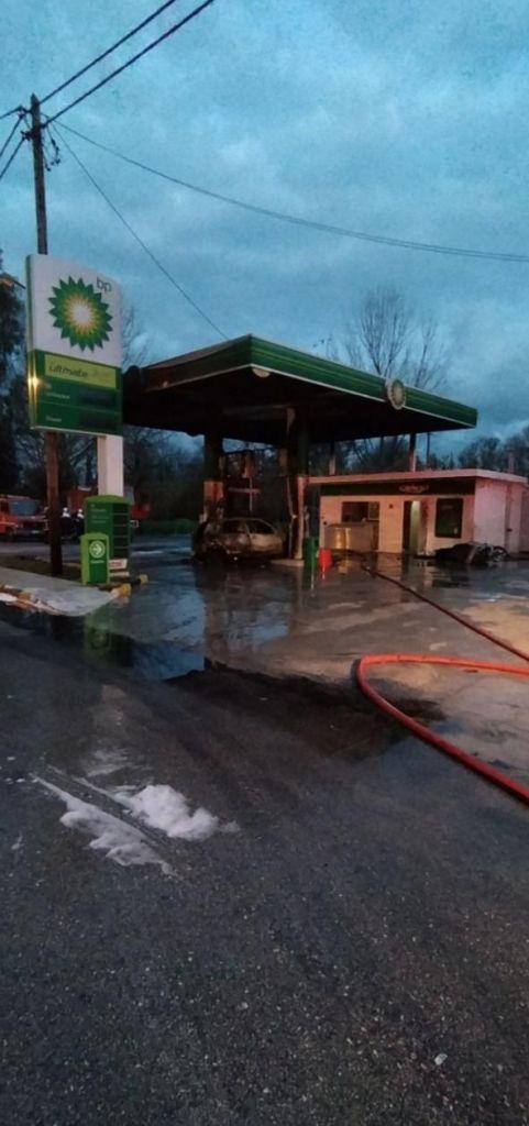 Κέρκυρα: Αυτοκίνητο «έπεσε» σε αντλία βενζινάδικου και έγινε παρανάλωμα του πυρός