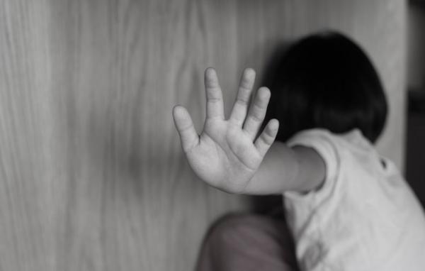 Σοκ στη Θάσο : Πατριός βίαζε επί δύο χρόνια την ανήλικη κόρη της συντρόφου του