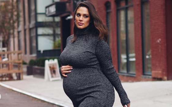 Η Άσλεϊ Γκράχαμ γυμνάζεται λίγο προτού γεννήσει