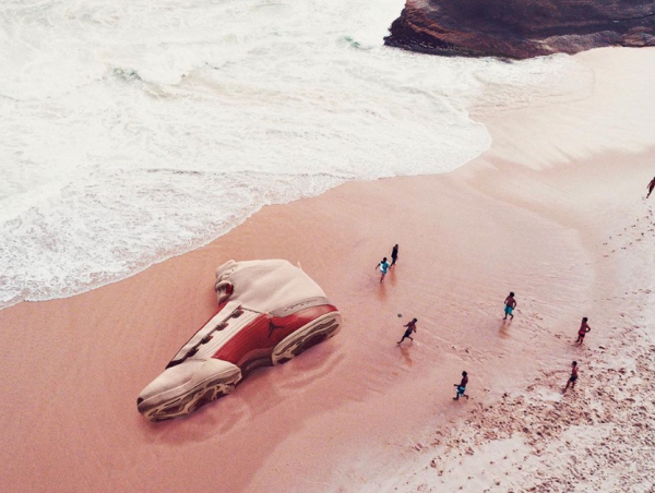 Γιγαντιαία sneakers στις πιο απίθανες γωνιές του πλανήτη