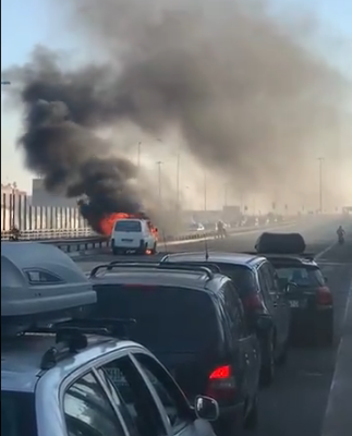 Όχημα τυλίχθηκε στις φλόγες στην Εθνική Οδό – Κυκλοφοριακό χάος στον Κηφισό