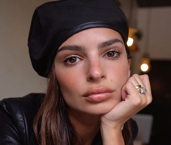 Έμιλι Ρατακόφσκι: Με μαγιό στα 14 απαντά στους haters για το σώμα της