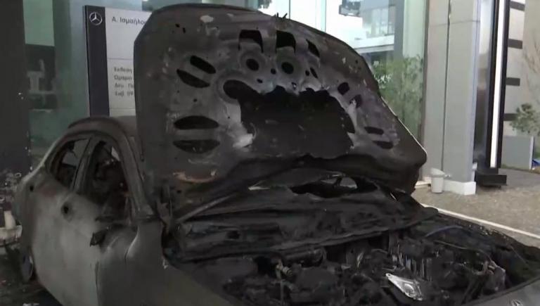 Μεγάλες ζημίες από τον εμπρησμό σε αντιπροσωπεία αυτοκίνητων [Εικόνες]