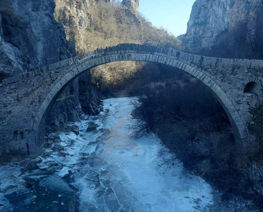 Στην κατάψυξη η Ήπειρος : Πάγωσε ποτάμι στο Ζαγόρι – Εικόνες από το υπέροχο θέαμα