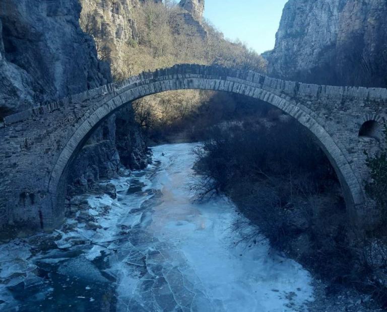 Στην κατάψυξη η Ήπειρος : Πάγωσε ποτάμι στο Ζαγόρι – Εικόνες από το υπέροχο θέαμα