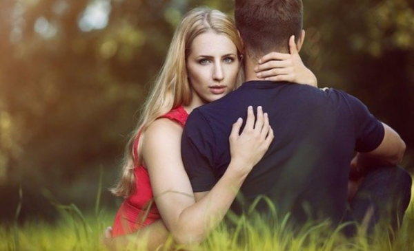 Αυτά τα δύο ζώδια φλερτάρουν ενώ είναι σε σχέση