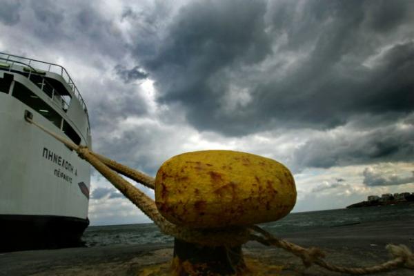 Δεμένα κρατά ο «Ηφαιστίων» τα  πλοία – Διακοπές ρεύματος και προβλήματα σε αρκετές περιοχές