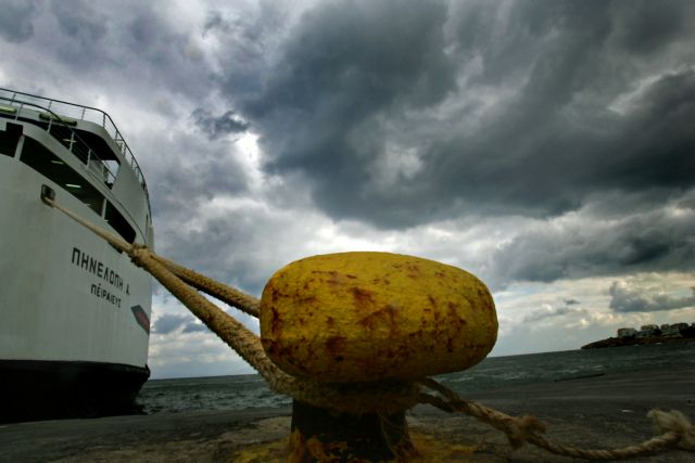 Δεμένα κρατά ο «Ηφαιστίων» τα  πλοία - Διακοπές ρεύματος και προβλήματα σε αρκετές περιοχές