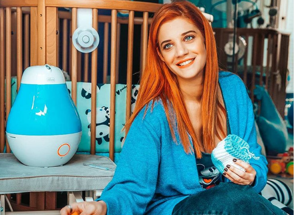 Η Τζένη Θεωνά ποζάρει με τον γιο της