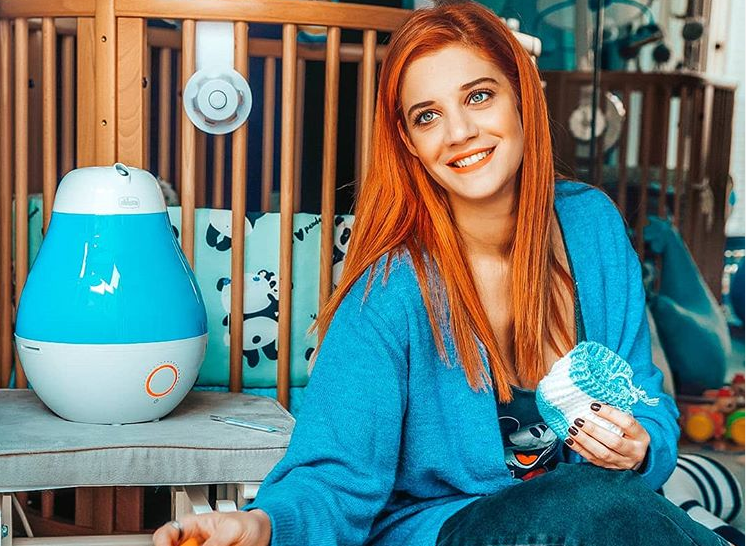 Η Τζένη Θεωνά ποζάρει με τον γιο της