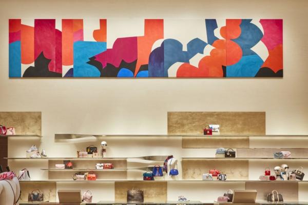 Το καλλιτεχνικό άγγιγμα της Σάρα Κράουνερ στο νέο κατάστημα της Louis Vuitton