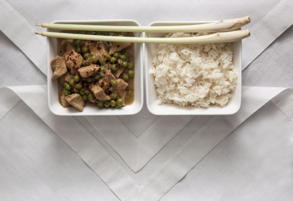 Κοτόπουλο με lemongrass και αρακά