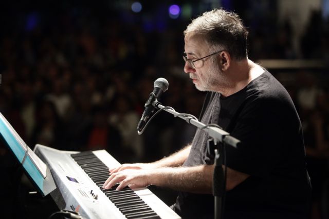 Θάνος Μικρούτσικος : Ομάδα εθελοντικής αιμοδοσίας από την οικογένειά του