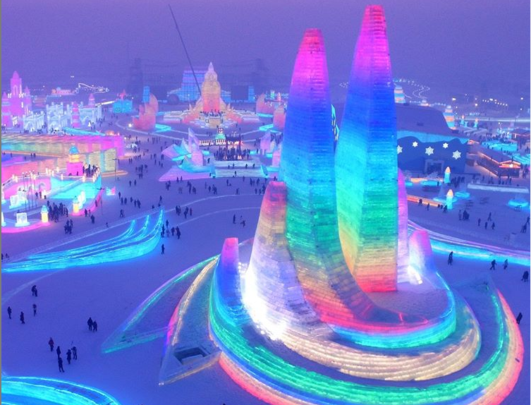 Εντυπωσιακά γλυπτά από πάγο σε ένα διεθνές φεστιβάλ