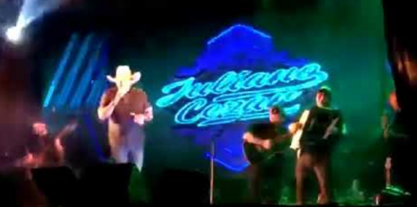 Διάσημος τραγουδιστής της κάντρι πέθανε πάνω στην σκηνή