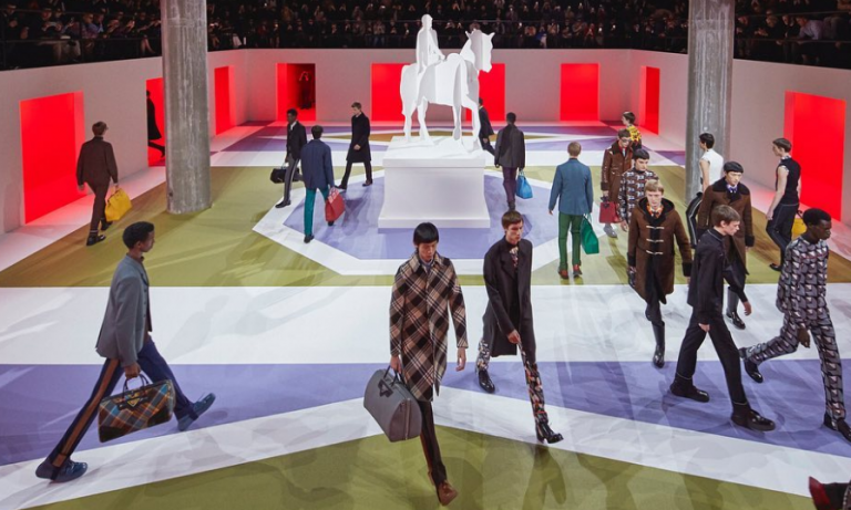 Φανταστικές πλατείες για την πασαρέλα του οίκου Prada