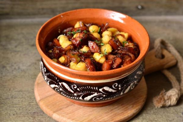 Ρεβίθια με καραμελωμένα κρεμμύδια