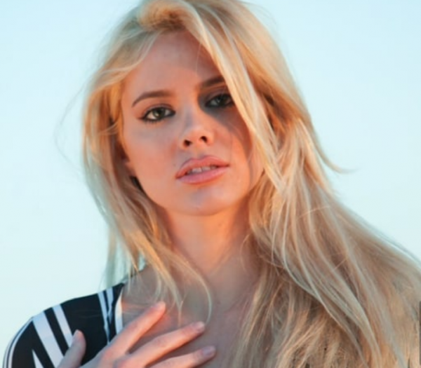 Ρία Αντωνίου : Εύχεται καλή χρονιά με τον πιο «καυτό» τρόπο