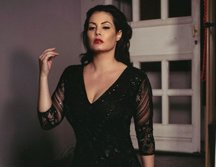 Μαρία Κορινθίου : Ποζάρει ως Αγιοβαλίτσα και κολάζει