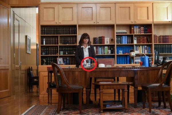 Ρουθ Μπέιντερ Γκίνσμπεργκ : Ποια είναι η γυναίκα που έχει σε κούπα στο γραφείο της η Σακελλαροπούλου