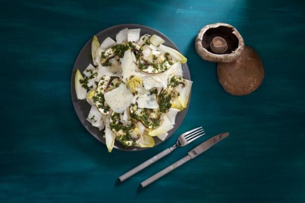 Σαλάτα με αντίβ, καρπάτσιο πορτομπέλο και παρμεζάνα