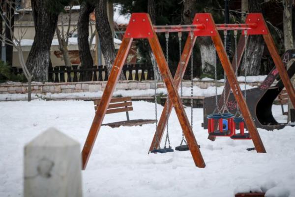 Καιρός : Δείτε πού χιονίζει τώρα – Λευκά τοπία από όλη την Ελλάδα