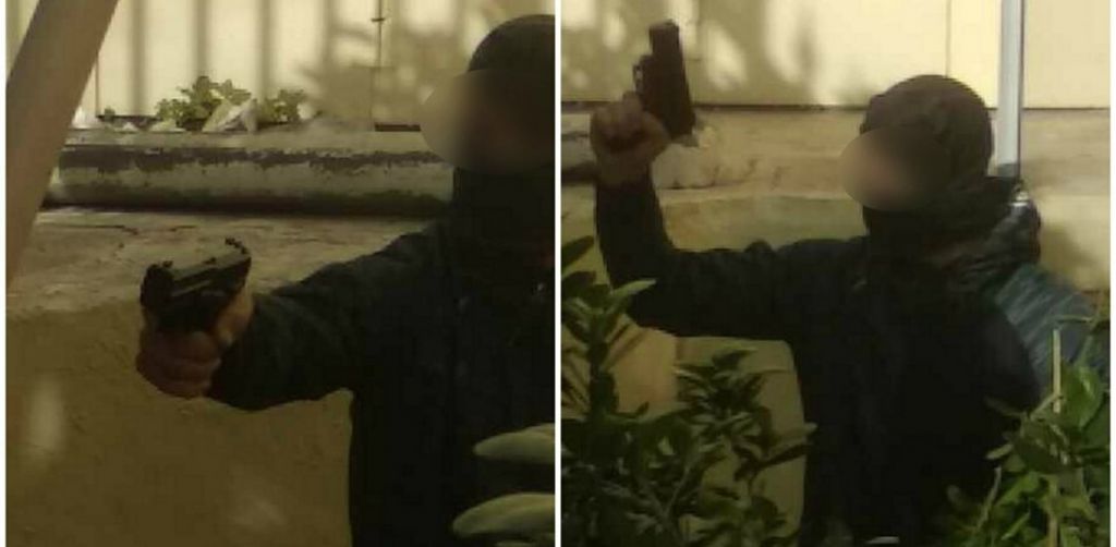 Νέο βίντεο – ντοκουμέντο με τον αστυνομικό που σήκωσε όπλο στην ΑΣΟΕΕ