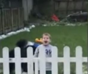 Viral o μπόμπιρας που τρώει χιόνι